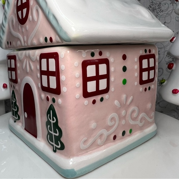 Sand And Fog Pastel Pink Gingerbread Home Ceramic Home Crushed Candy Cane Candle - Picture 10 of 12